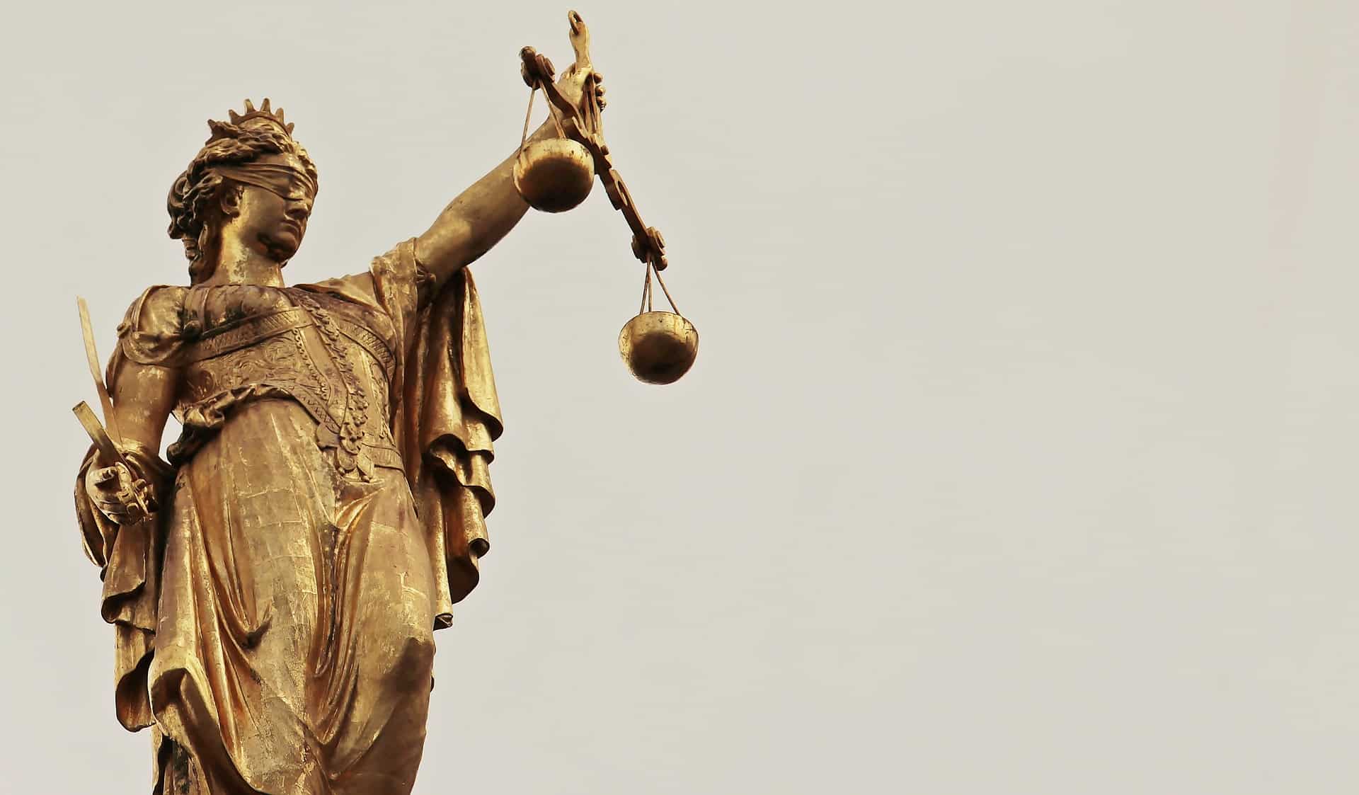 BGH-Urteil: Frag den Staat darf Glyphosat-Gutachten öffentlich machen - Justizia-Statue