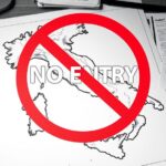 Erstes EU-Land sperrt DeepSeek Ein Schreibtisch, auf dem zwischen Notizen eine Umrisszeichnung von Italien liegt, darüber der Schriftzug "No Entry"